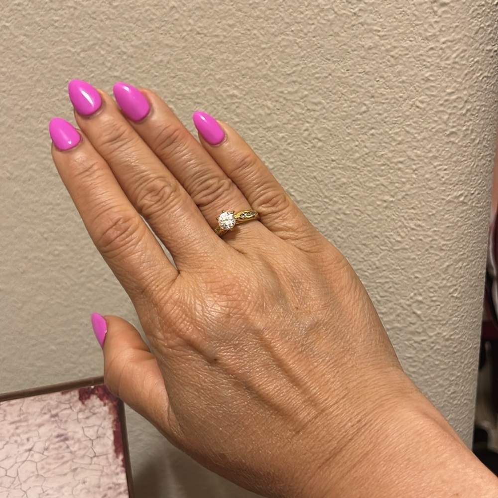 Elegant Gold Ring with side accents-size 6 - Picture 3 of 12